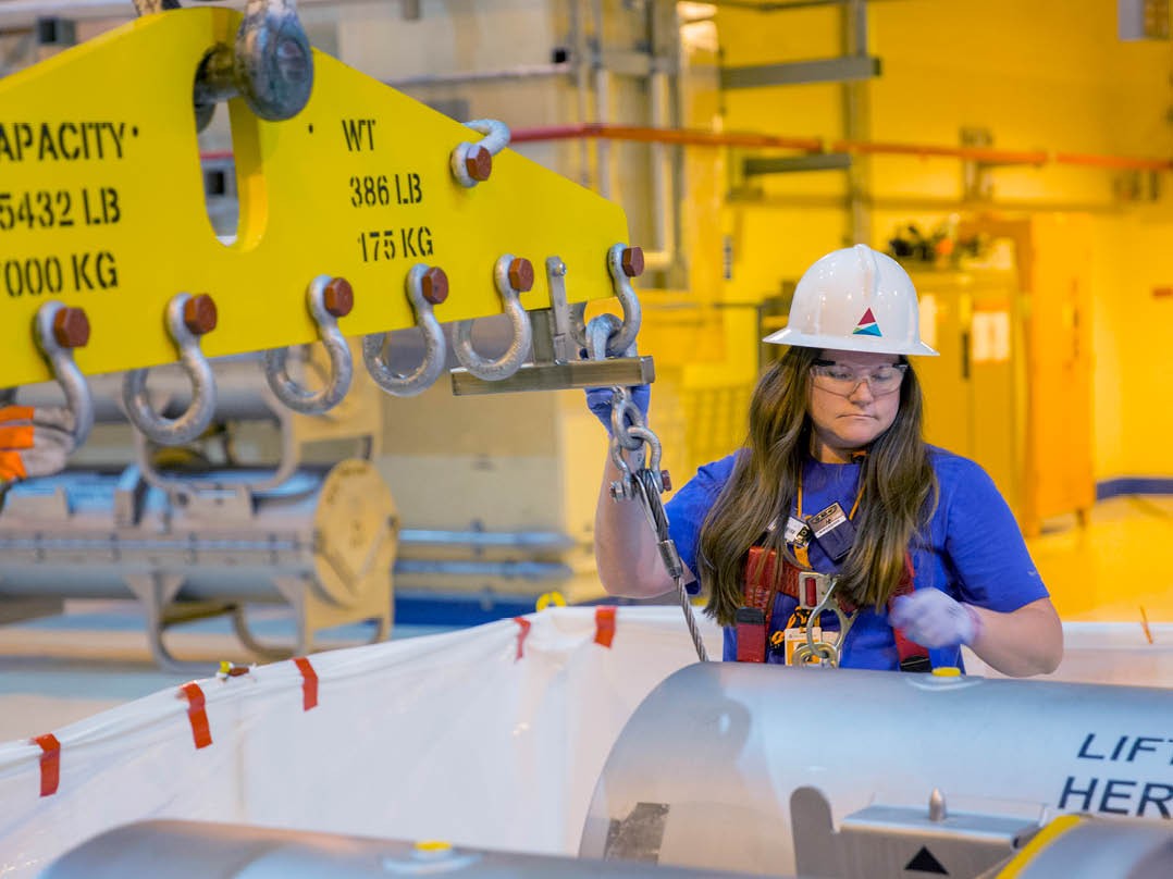 Inspecting a nuclear fuel assembly for debris